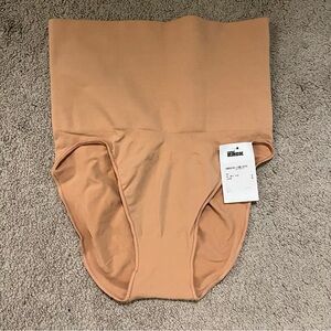 Skims Core Control Briefs NWT